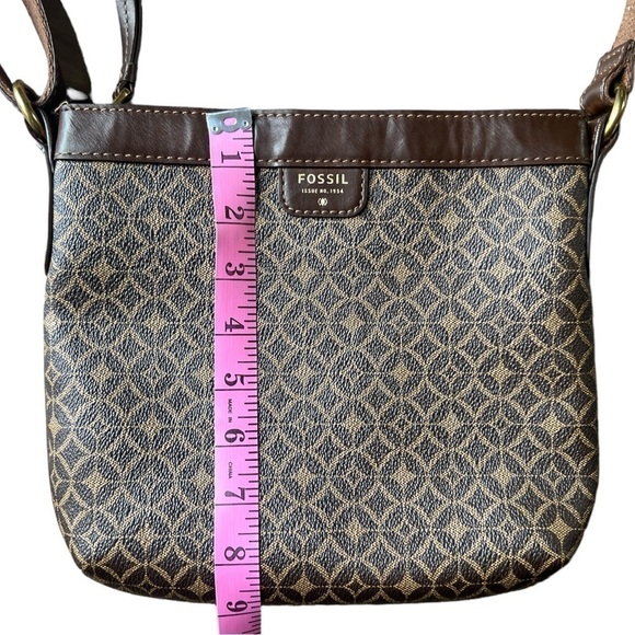 Fossil Issue Number 1954 Women’s Brown and Tan Crossbody Adjustable Strap Purse - Picture 10 of 11